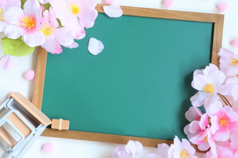 桜の花と黒板や椅子の模型