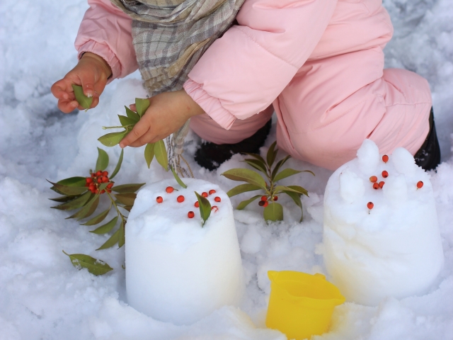 雪遊びをする子供の画像