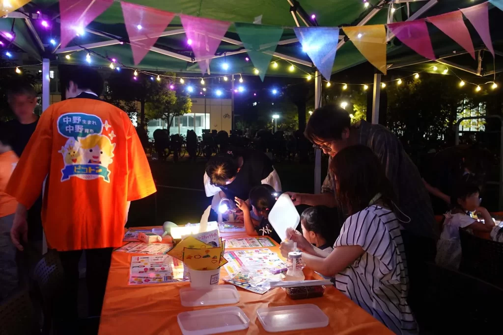 中野チルナイトピクニックのピコトンの工作ワークショップの様子①
