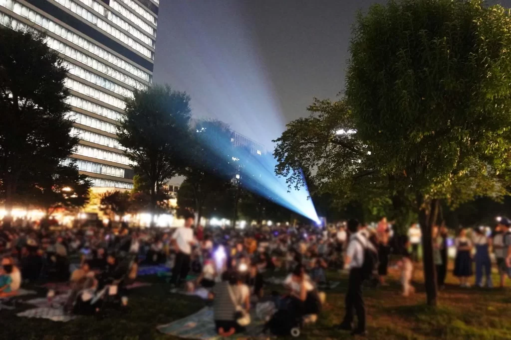 中野チルナイトピクニック2025の大きなプロジェクター