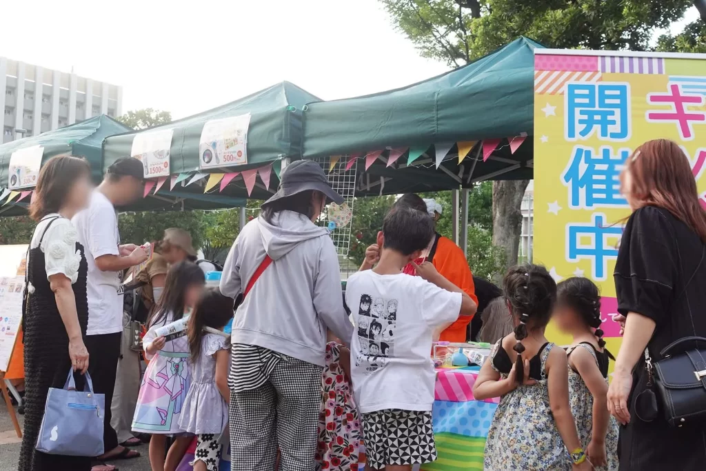 中野チルナイトピクニックにて、ピコトンブースの前に並ぶ親子のお客様