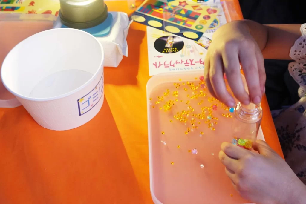 野外テントで『光る!ウォータースティックライト』を工作する様子