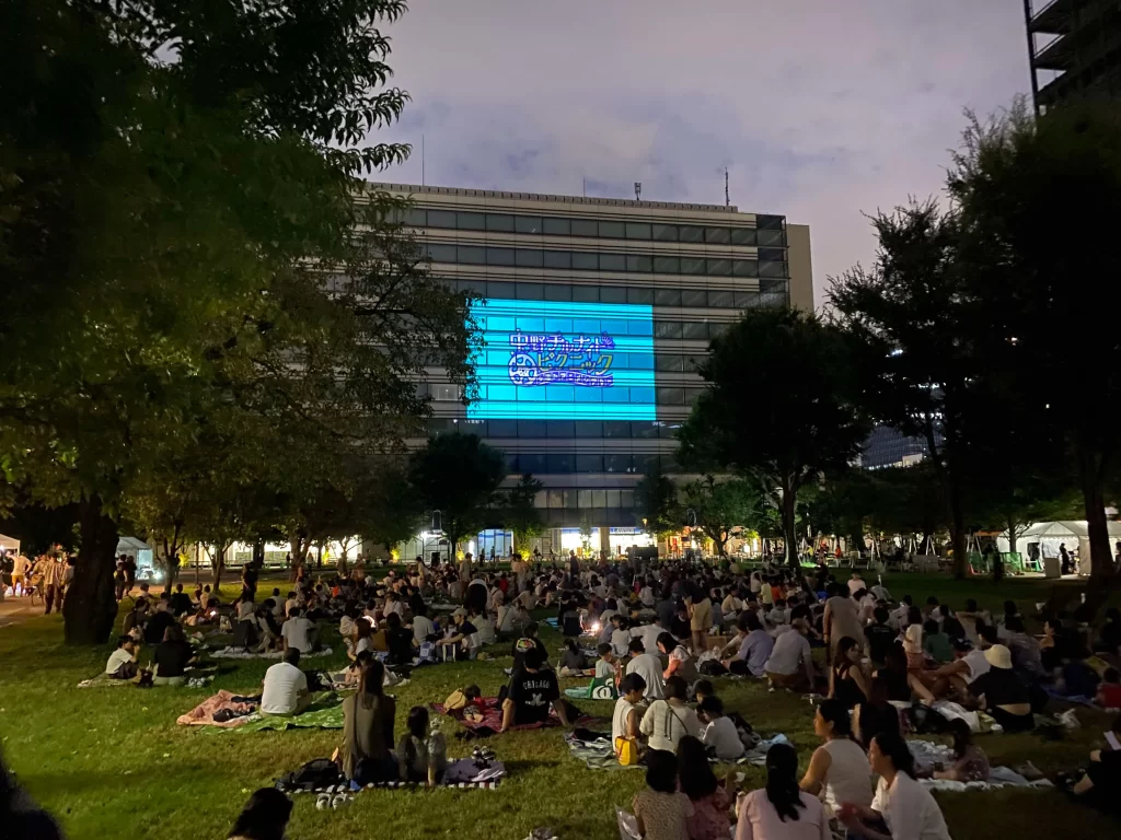 「中野チルナイトピクニック～夕涼みアニメシアター～」の様子