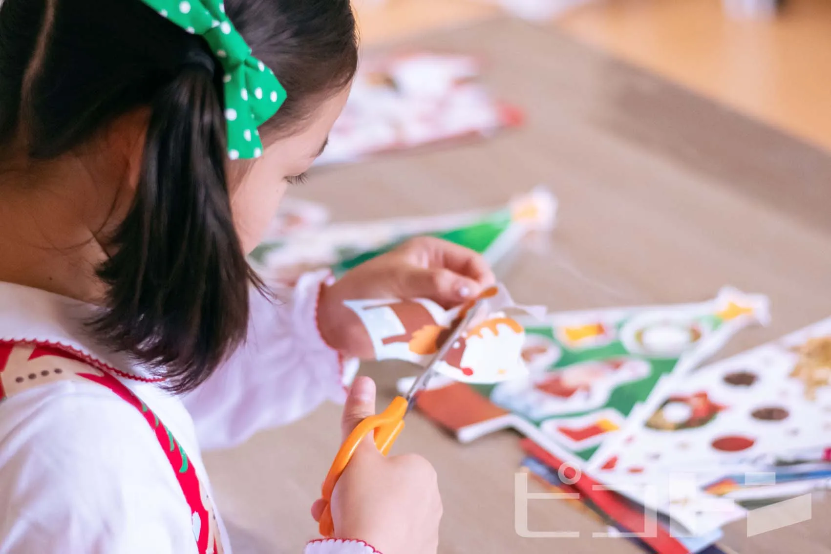 『くるっと工作ブッククリスマスver.』を制作する女の子の手元