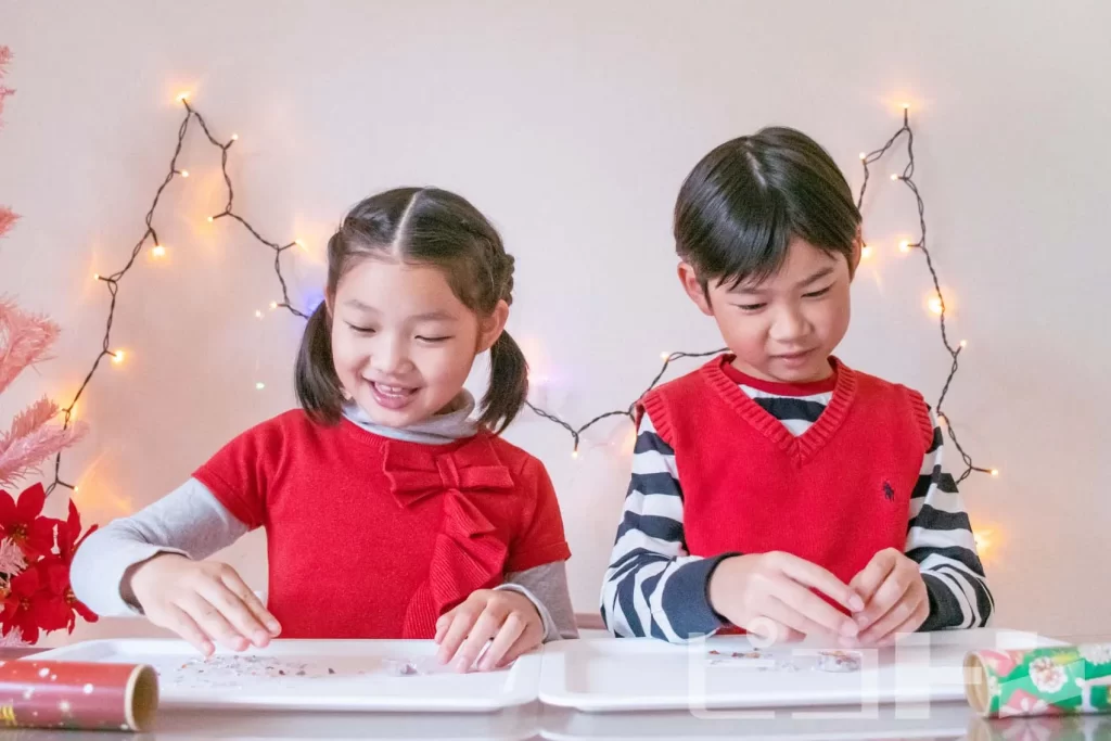 『クリスマス宝石万華鏡』を作る女の子と男の子