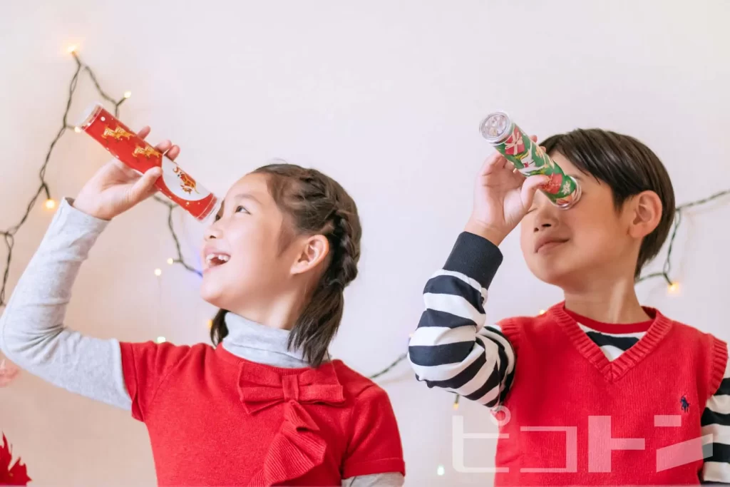 『クリスマス宝石万華鏡』を覗く女の子と男の子
