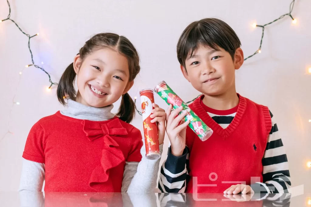 『クリスマス宝石万華鏡』を持つ女の子と男の子