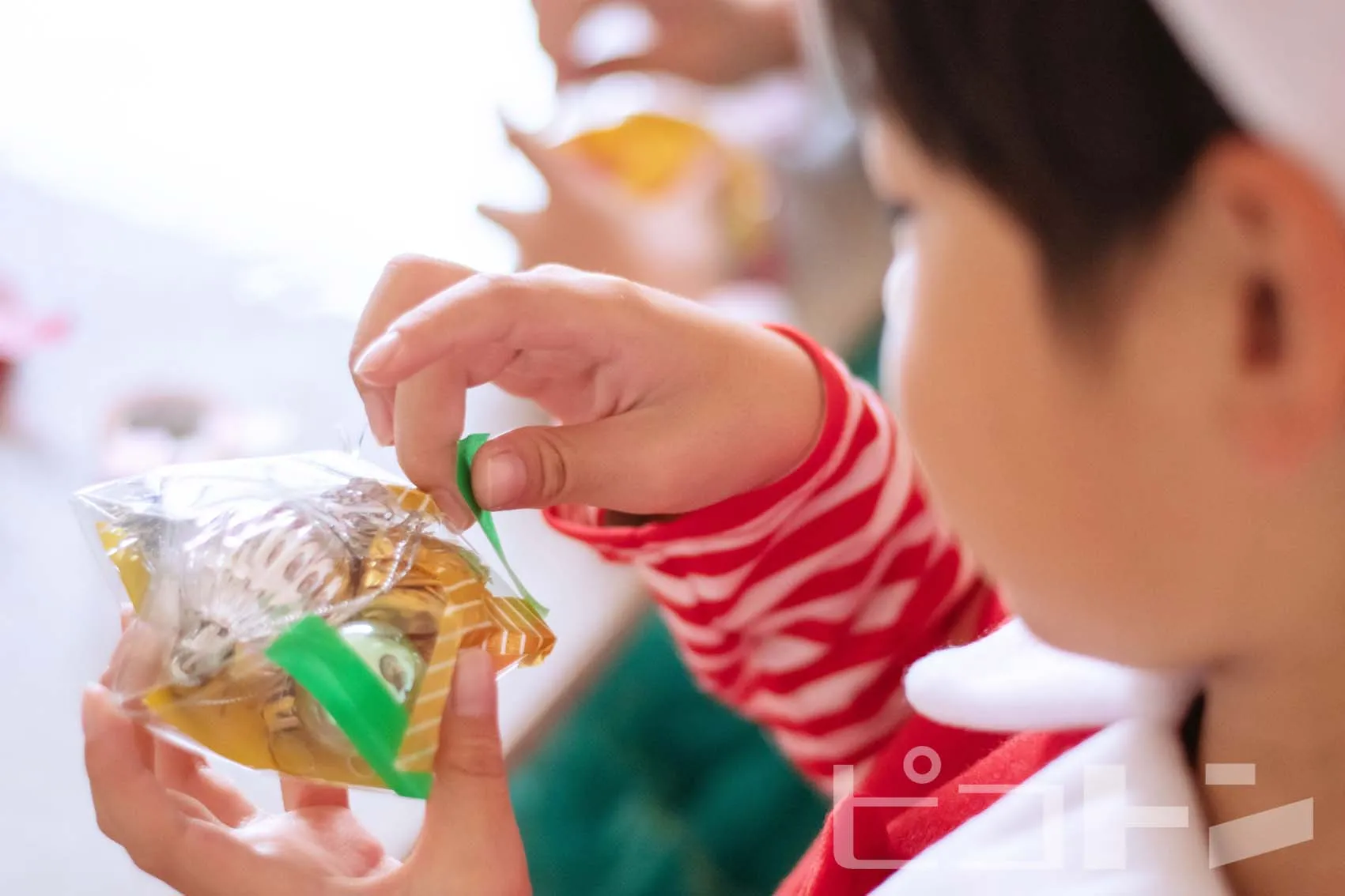 『クリスマスオーナメント』を作る男の子