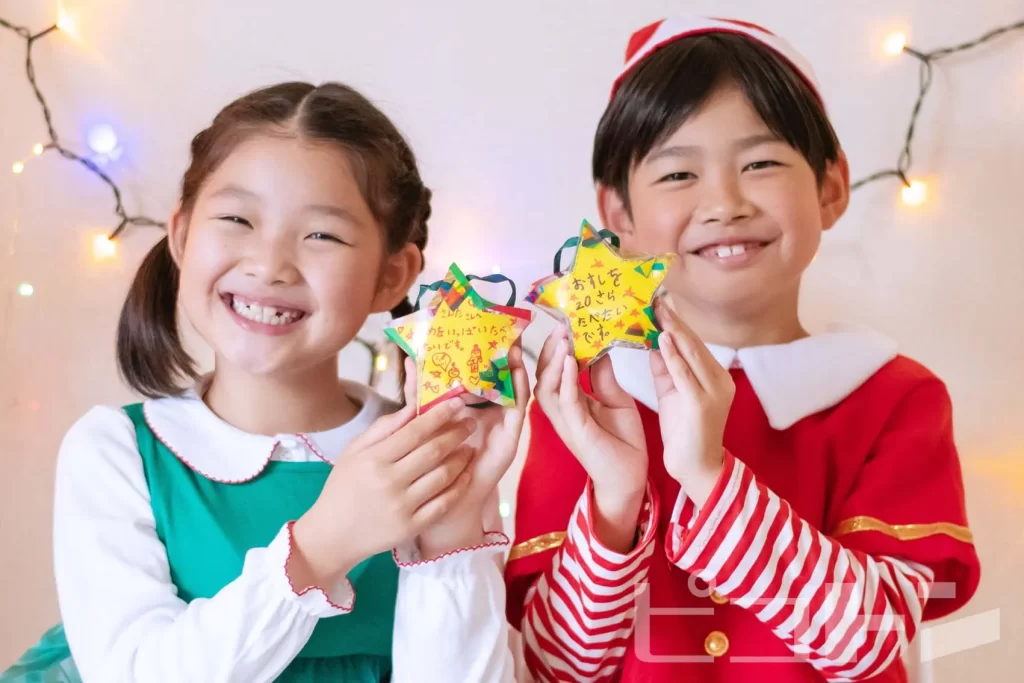 『クリスマスオーナメント』の完成品を持つ女の子と男の子