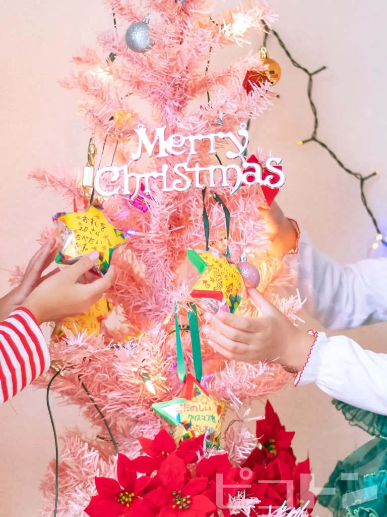 『クリスマスオーナメント』の完成品をクリスマスツリーに飾る様子
