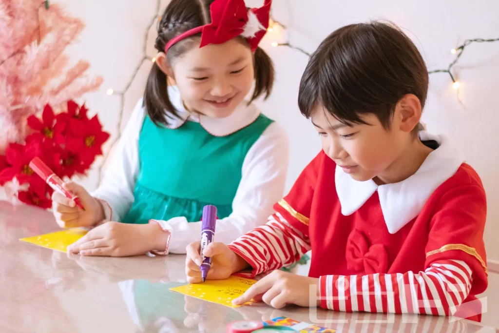 『クリスマスオーナメント』を制作する女の子と男の子