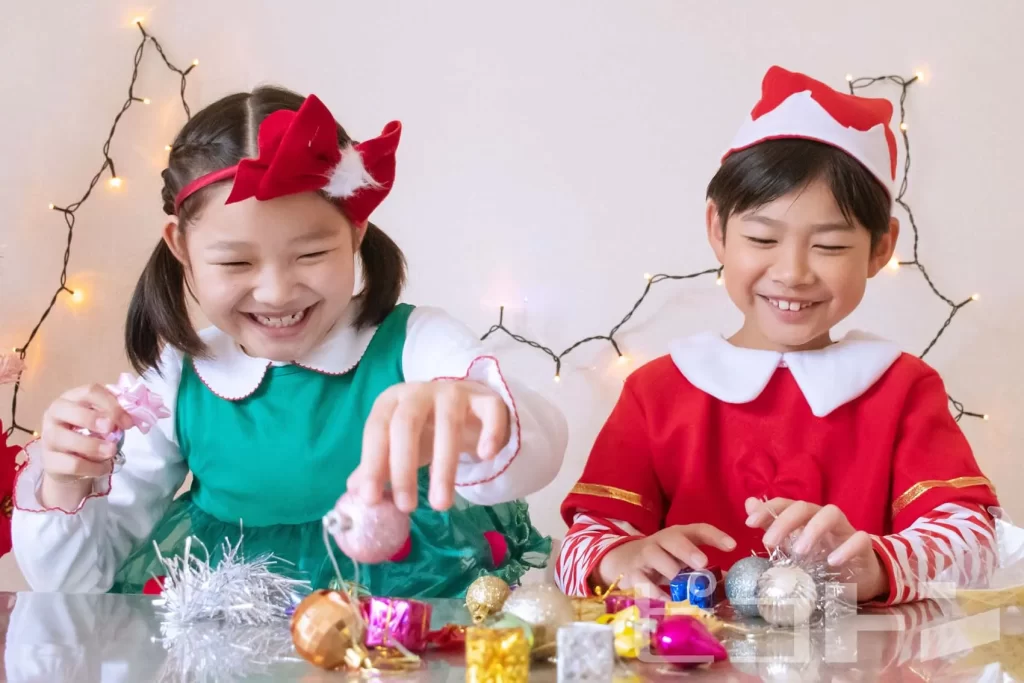 『クリスマスオーナメント』を制作する女の子と男の子(パーツを選ぼう)