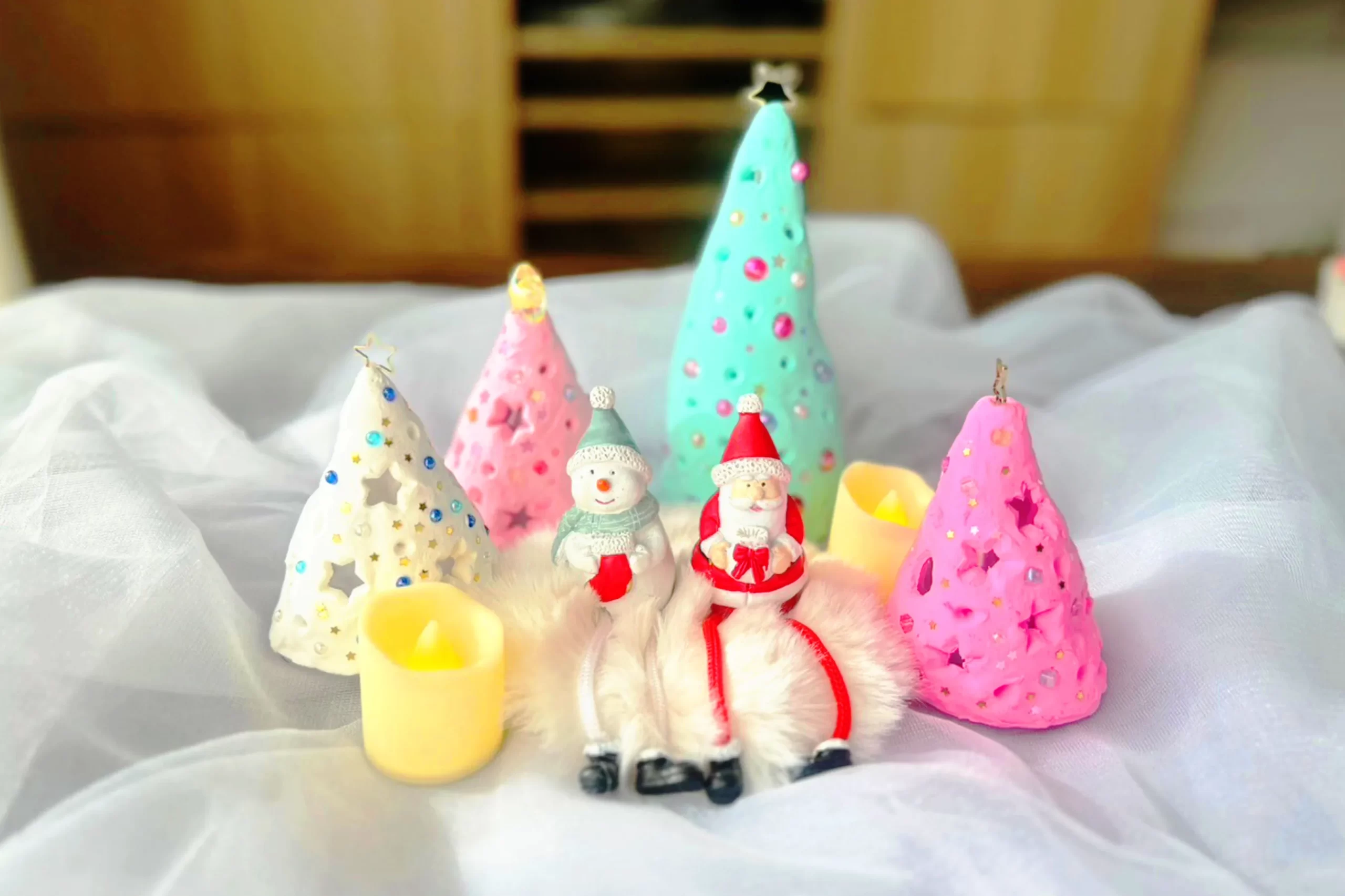 完成したクリスマスツリー工作とサンタクロース、雪だるま、キャンドルの置物