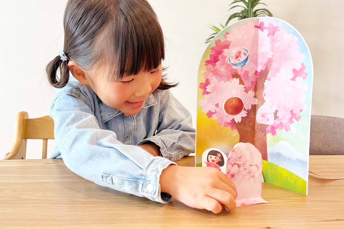 くるっと工作ブックの桜ver.を作ってごっこ遊びをする女の子