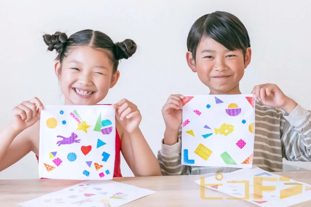 つくってタオルを持つ女の子と男の子