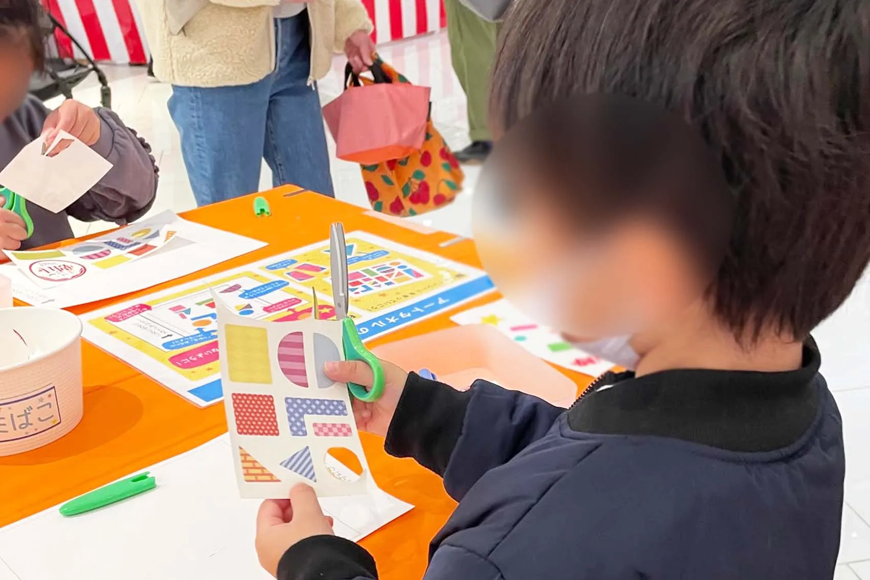 『つくってタオル こども万博ver.』のイベントに参加する男の子