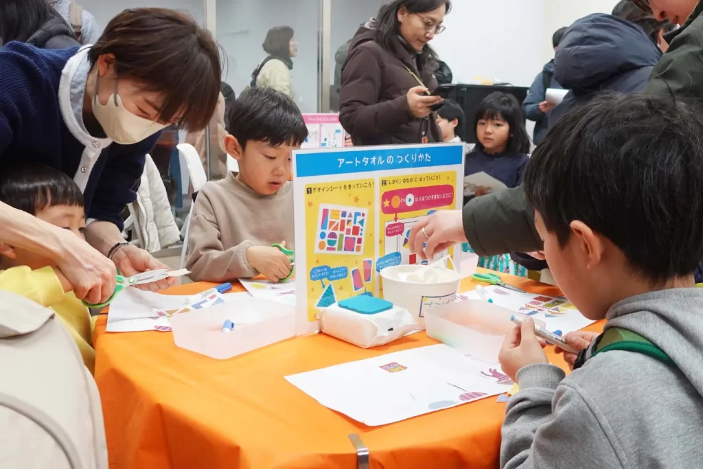 中野区のシェアノマイベントで『つくってタオル』を制作する子供たち3
