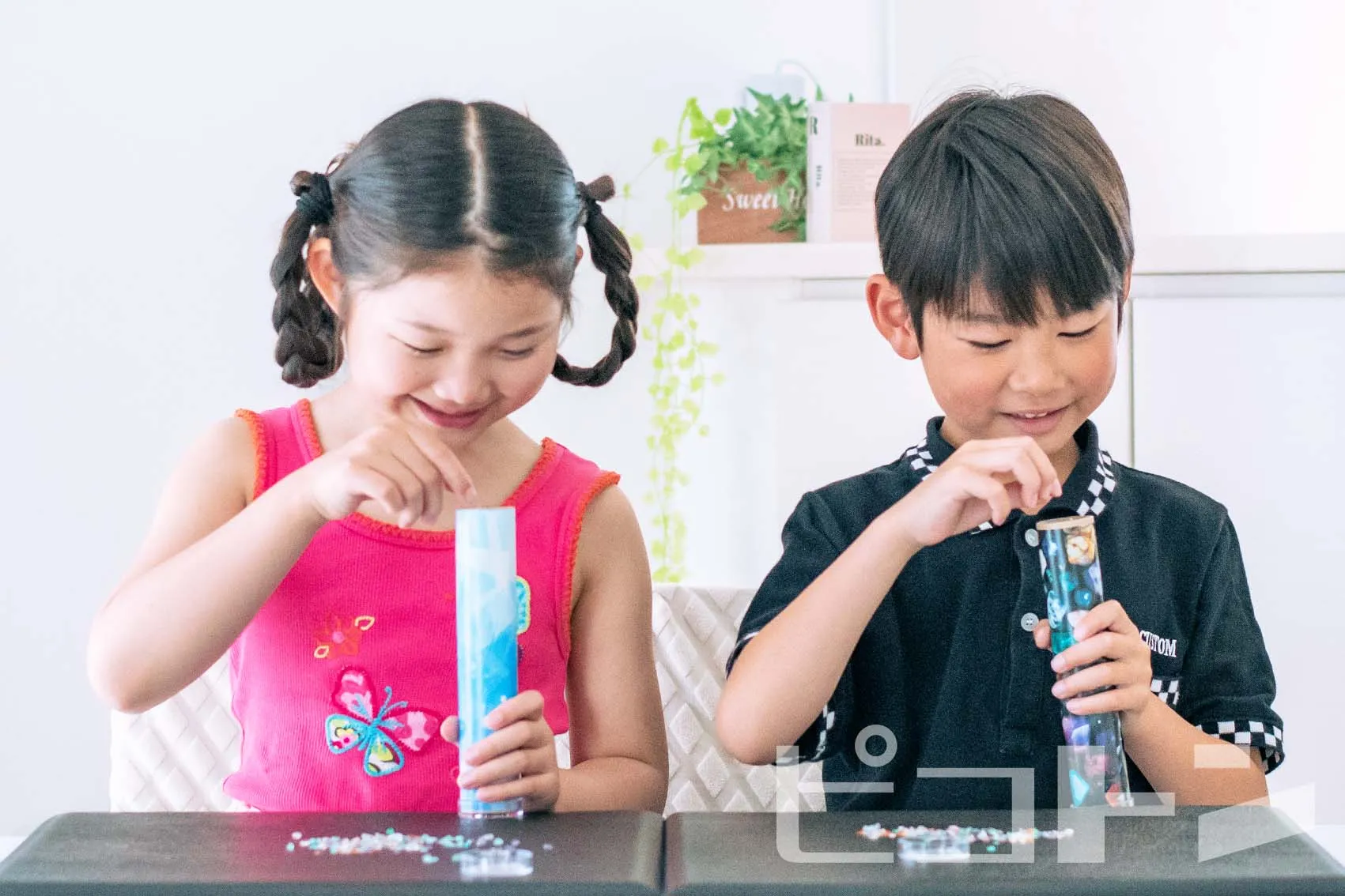 『クリスタル万華鏡』の工作をする女の子と男の子