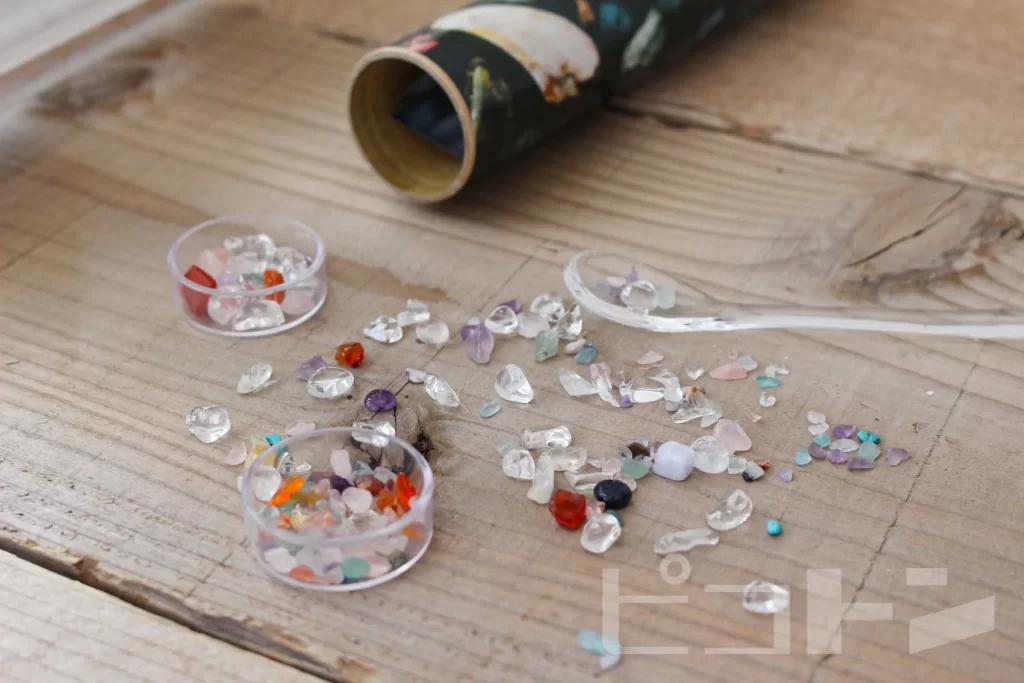 ナチュラルな雰囲気の『クリスタル万華鏡』と鉱石