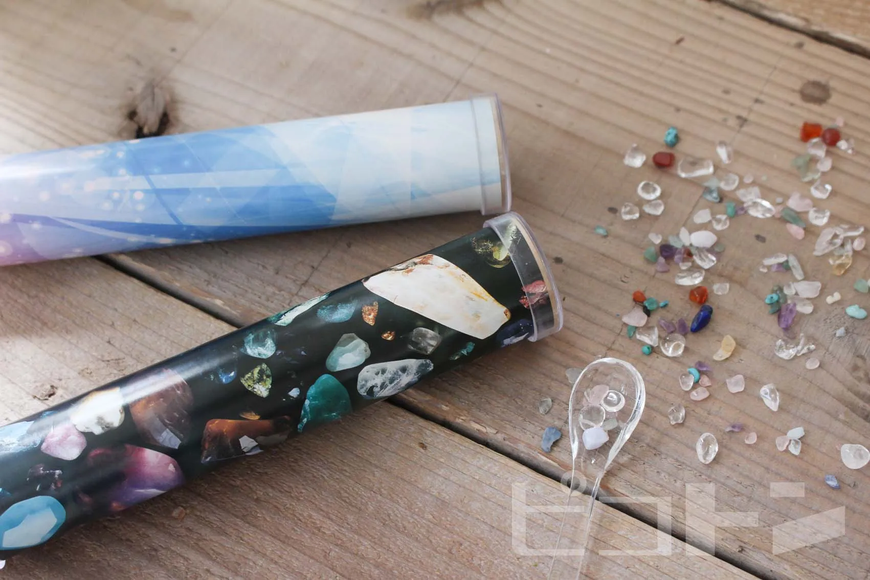 ナチュラルな雰囲気の『クリスタル万華鏡』2つと鉱石