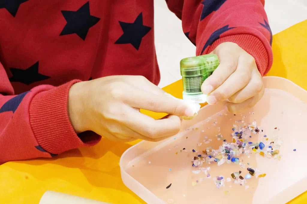 こどもでぱーと中野で開催された工作イベントで『クリスタル万華鏡』を作る子供2