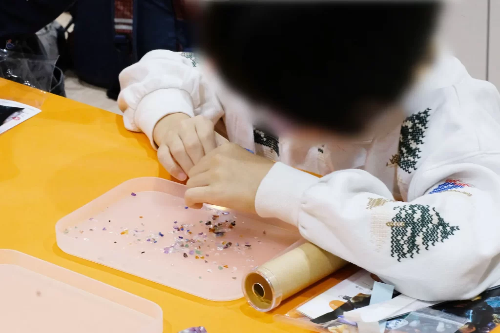 こどもでぱーと中野で開催された工作イベントで『クリスタル万華鏡』を作る子供1