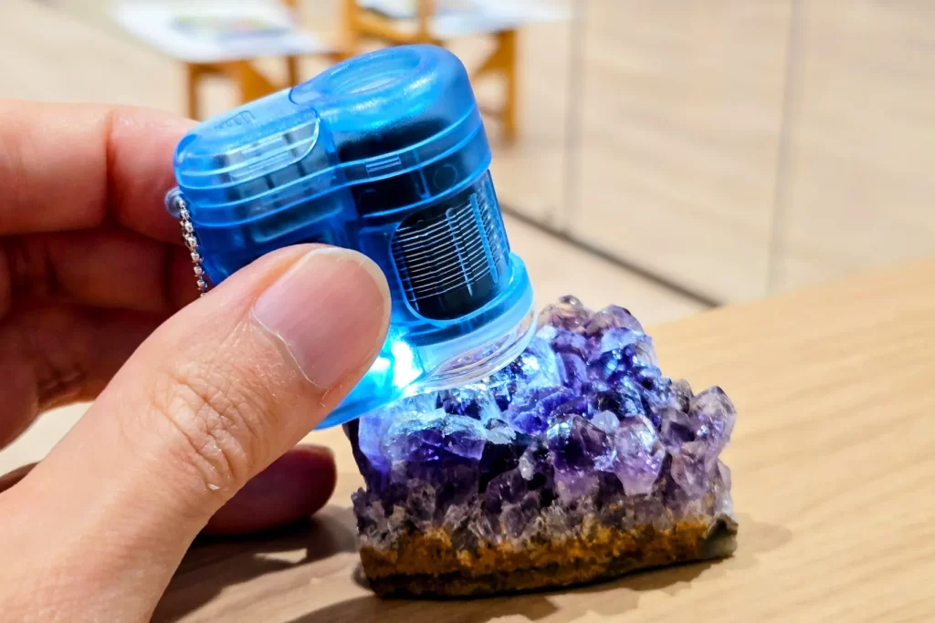 こどもでぱーと中野で開催された工作イベントでの『クリスタル万華鏡』の見本の鉱石