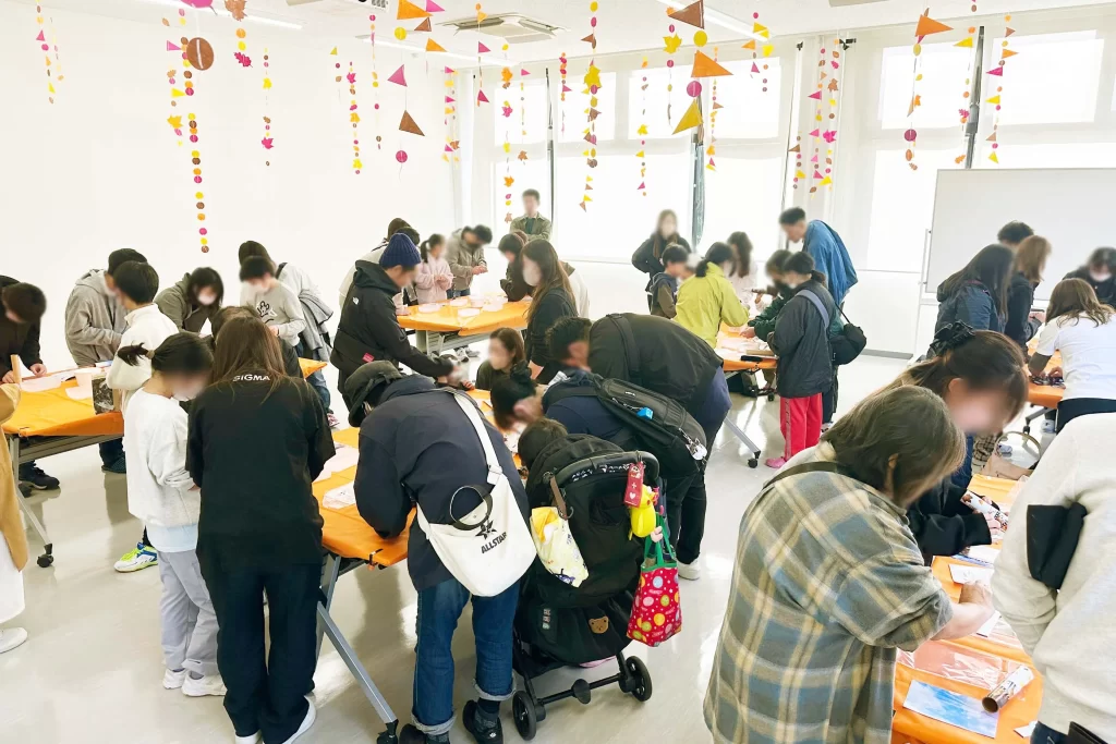 株式会社シグマ会津工場で『クリスタル万華鏡』ワークショップを開催する様子③