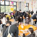 株式会社シグマ会津工場で『クリスタル万華鏡』ワークショップを開催する様子