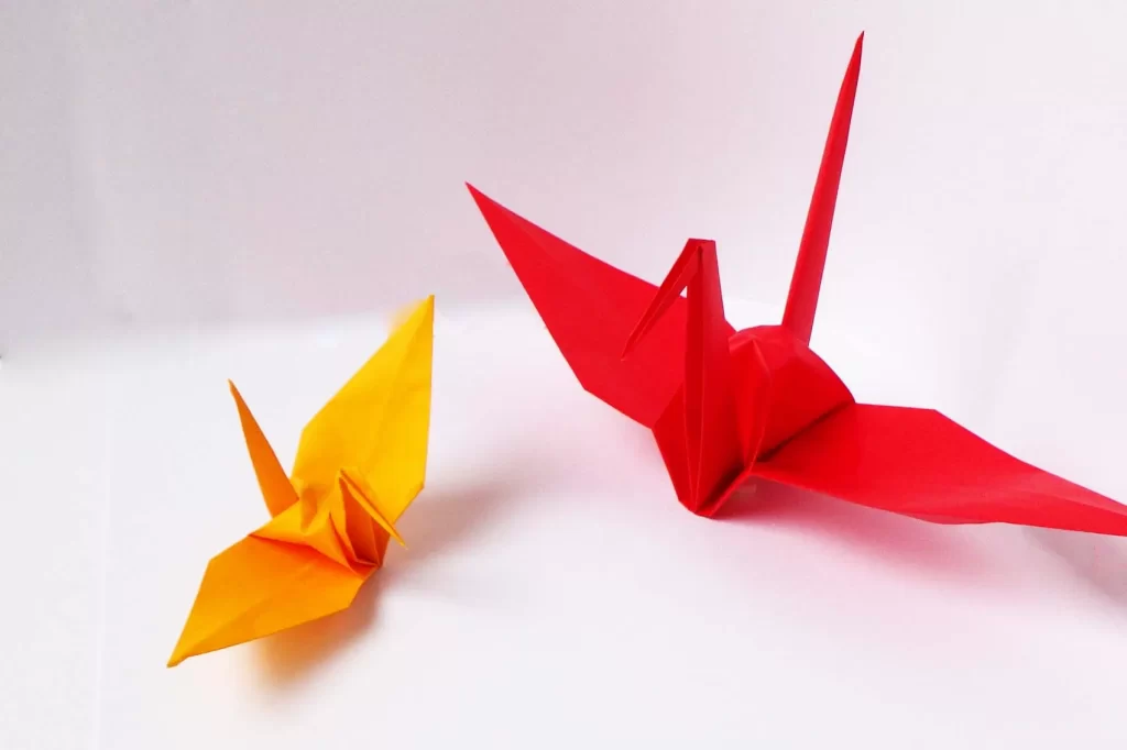『ジャンボ折り紙』で折った鶴と普通サイズの折り紙で折った鶴