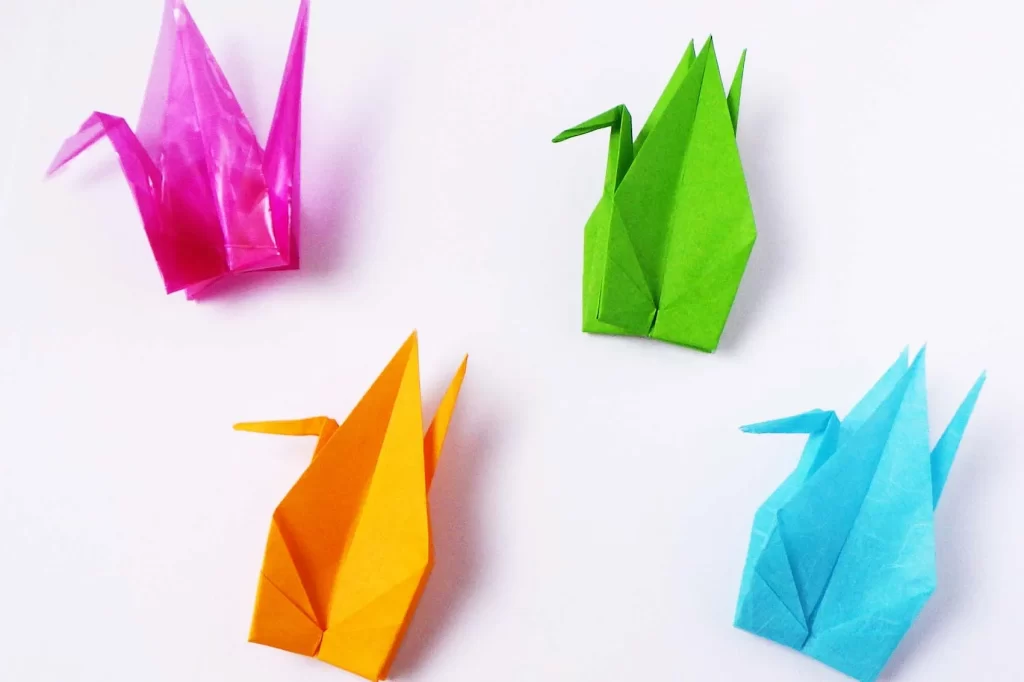 ダイソーの折り紙４種類で折った鶴