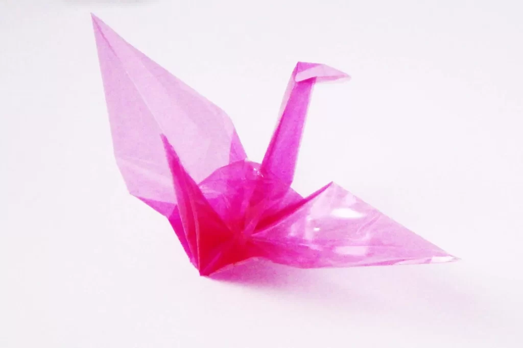 ダイソーで購入できる「透明ちよがみ」で折った鶴