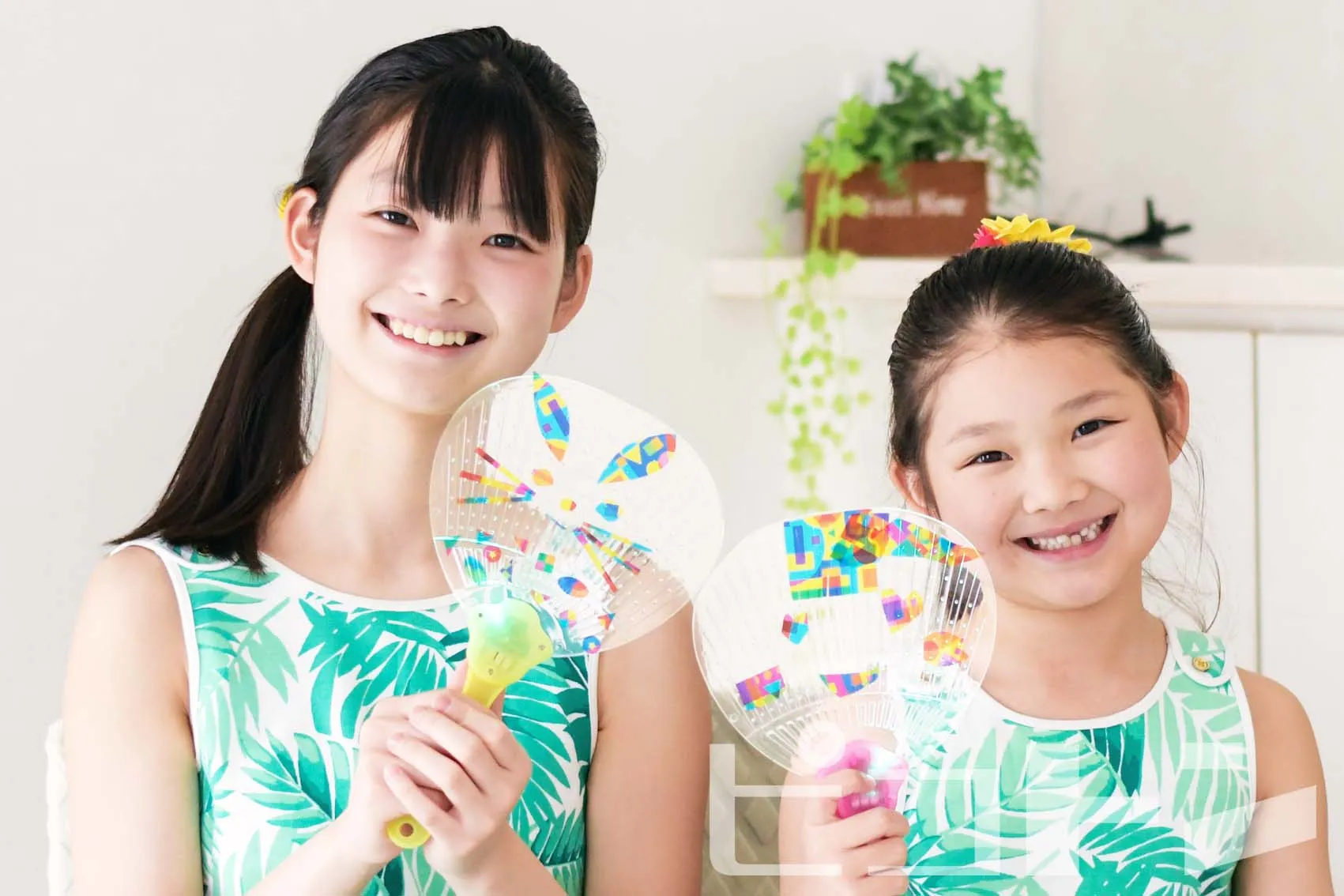 『光る! デコうちわ』の完成品を持ちポーズを取る姉妹