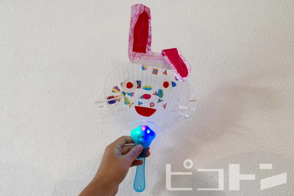 ウサギの耳と顔のついた『光る!デコうちわ』