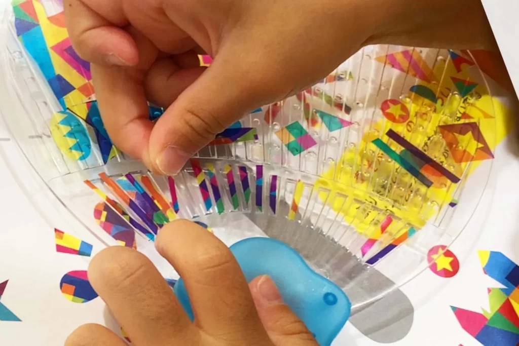 港北 TOKYU S.C.で開催された『光る!デコうちわ』の工作の様子2