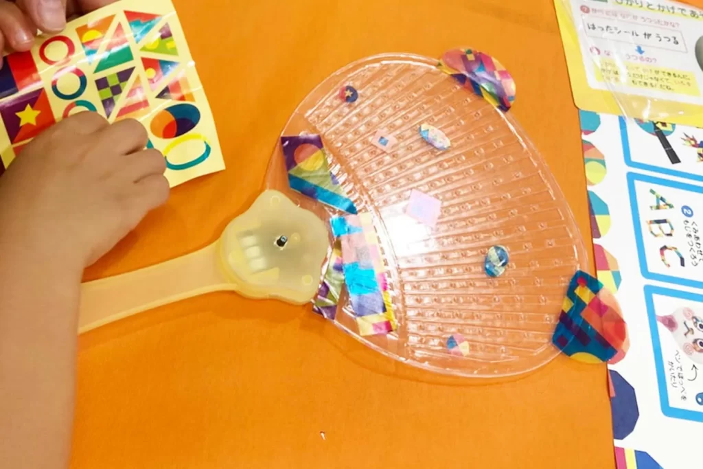 港北 TOKYU S.C.で開催された『光る!デコうちわ』の工作の様子3