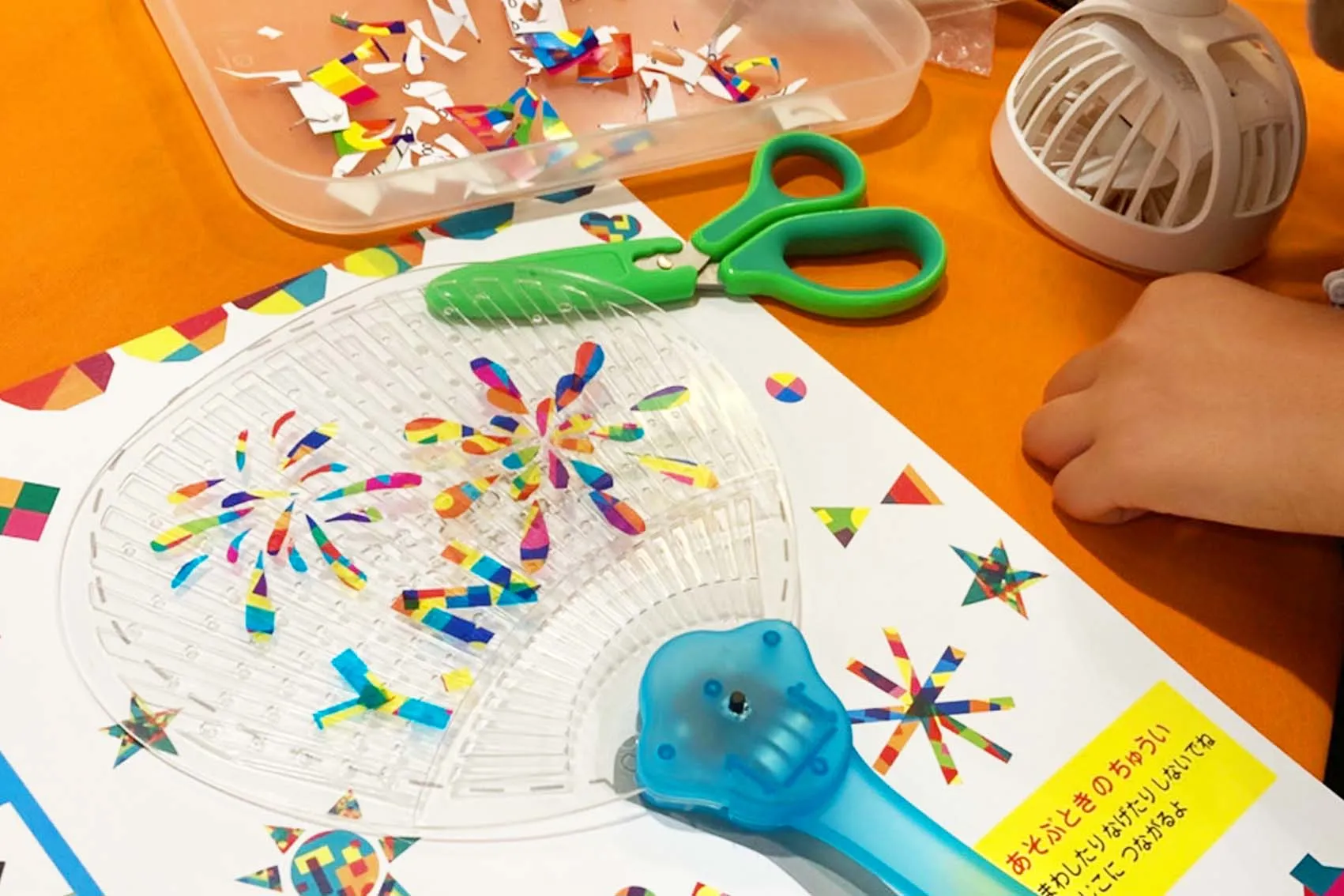 港北 TOKYU S.C.で開催された『光る!デコうちわ』の工作の様子1