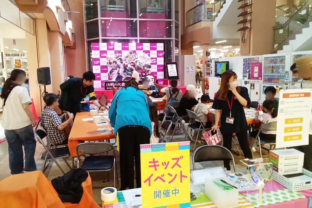 『光る!デコうちわ』の工作イベントの様子