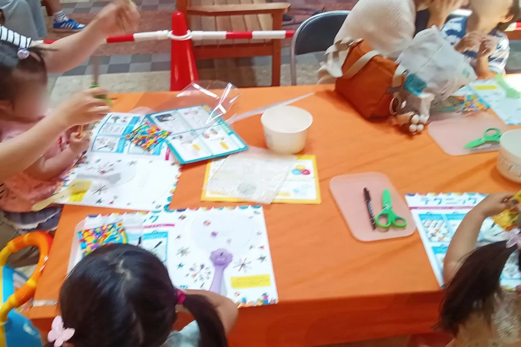 『光る!デコうちわ』の工作イベントの様子