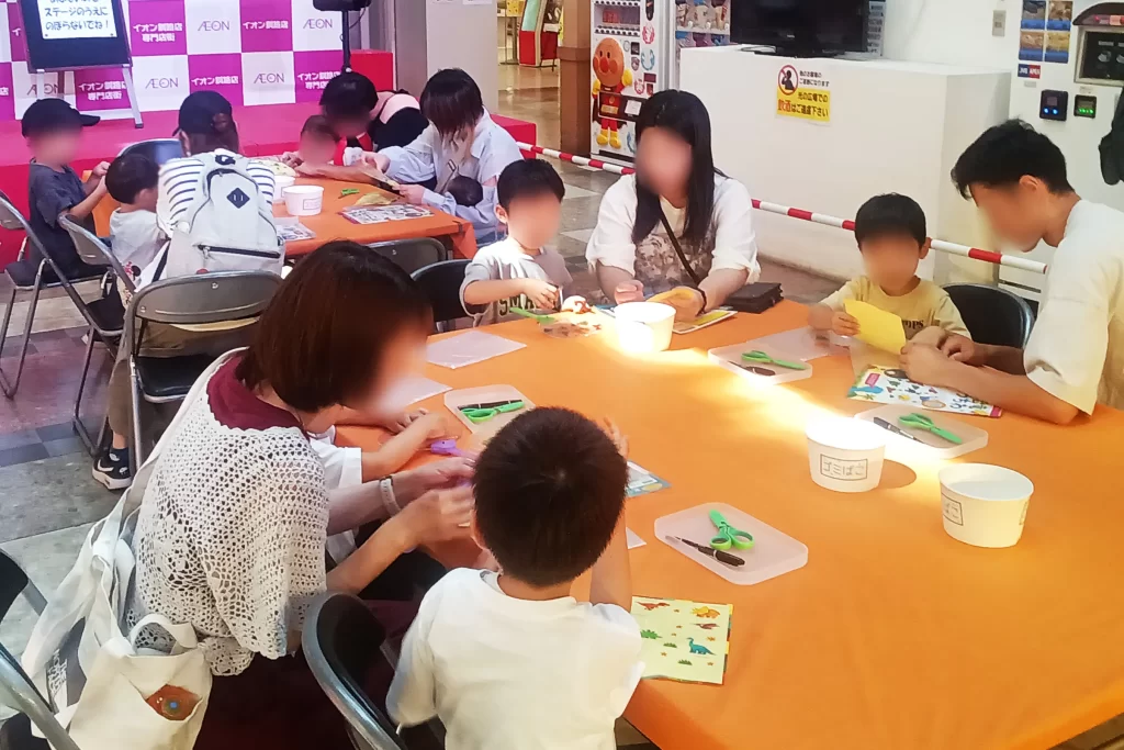 イオン釧路店にて開催された『光る！デコうちわ』イベントの様子1