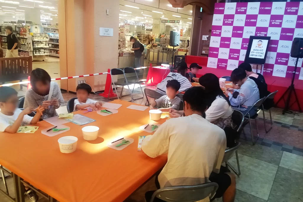 イオン釧路店にて開催された『光る！デコうちわ』イベントの様子2