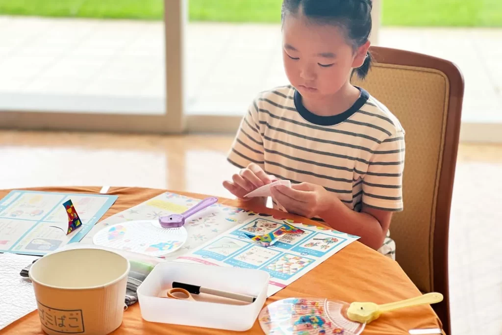 『光る！デコうちわ』を工作する女の子
