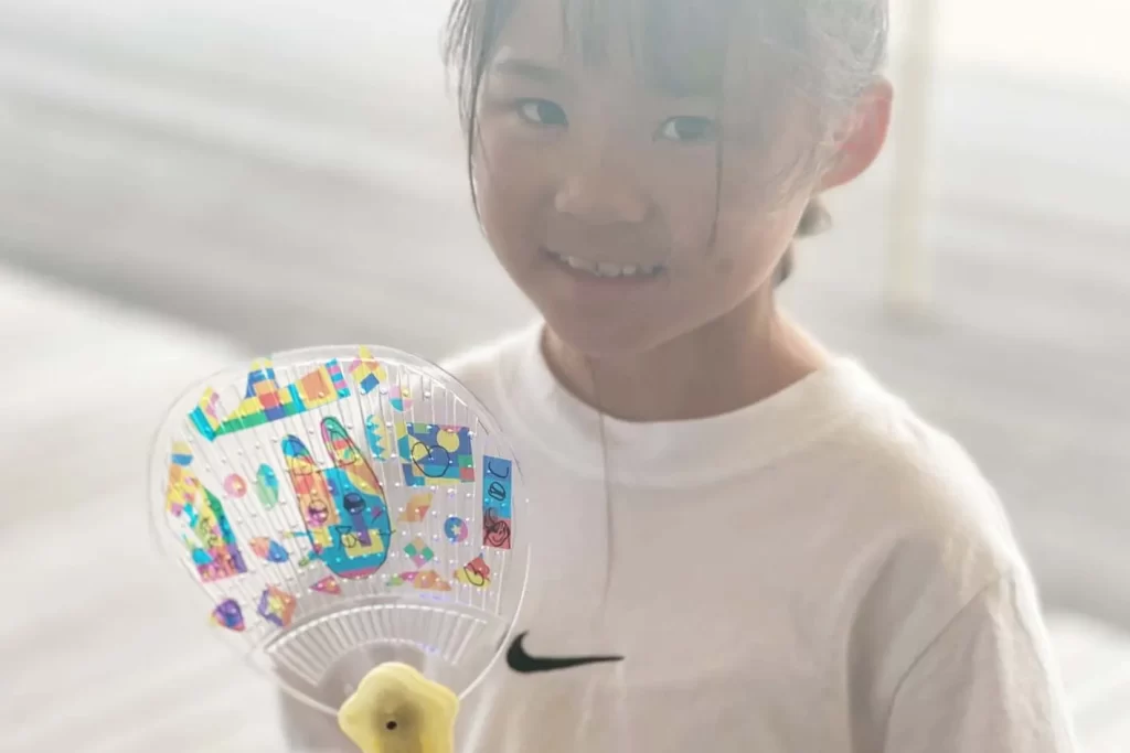 『光る！デコうちわ』を持つ女の子