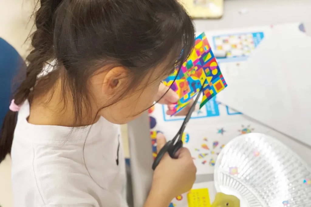 『光る！デコうちわ』を工作する女の子