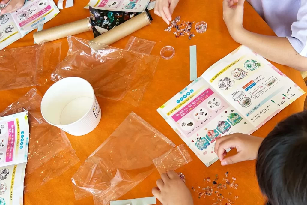 『クリスタル万華鏡』を工作する子供たちの手元
