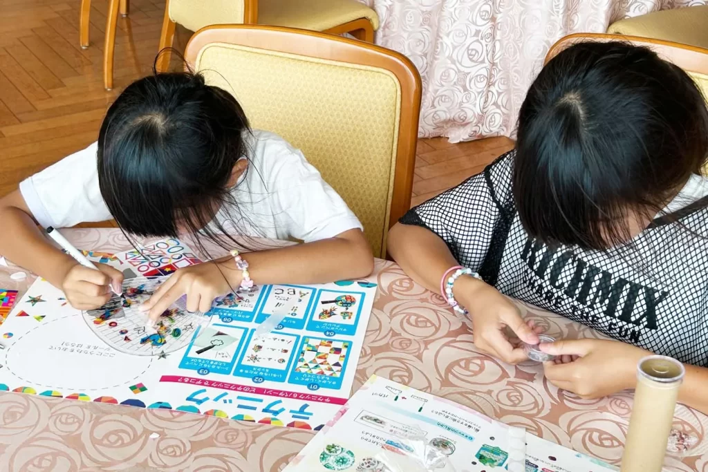 『クリスタル万華鏡』を工作する女の子たち