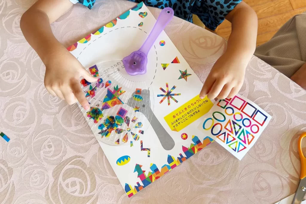 『クリスタル万華鏡』を工作する男の子の手元