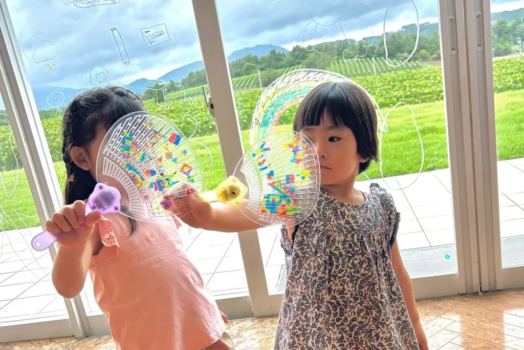 『光る！デコうちわ』を持つ女の子2人