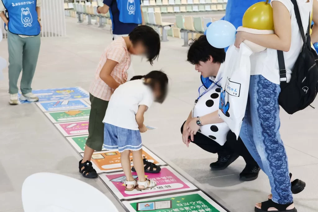 あなぶきハウジングで『巨大防災スゴロク』を体験する姉妹