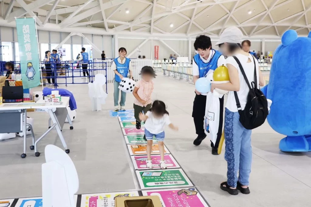 あなぶきハウジングで『巨大防災スゴロク』を体験する姉妹